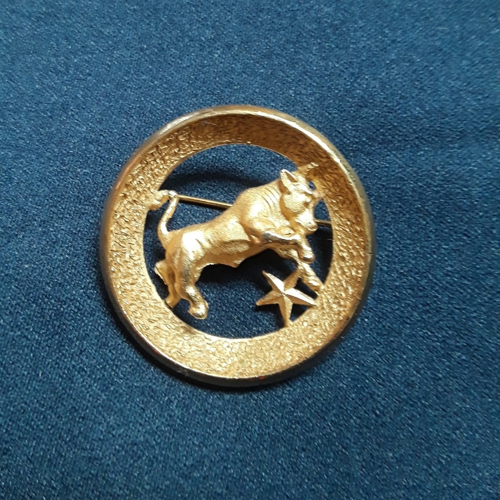 Taurus Trefari Pin